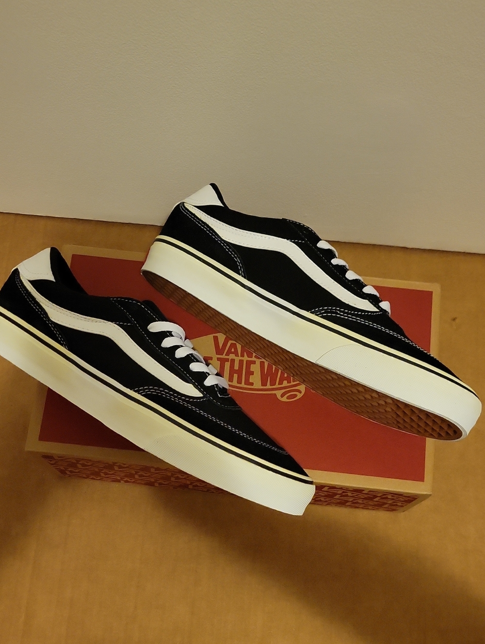 New In Box: Men's VANS Brooklyn Ls Black and White - Picture 2 of 12